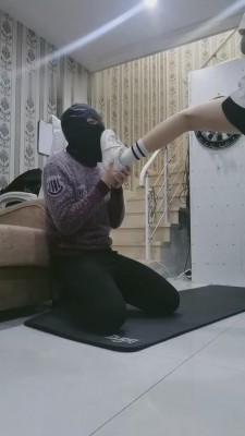 图片[4]_【傲柔】飞镖逗狗/踢踹扇打到狗跪地求饶 bf9715_HD绳艺资源