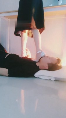图片[8]_【九九绳艺导师】白袜白鞋全体重踩踏/碾压/深喉 bf9754_HD绳艺资源