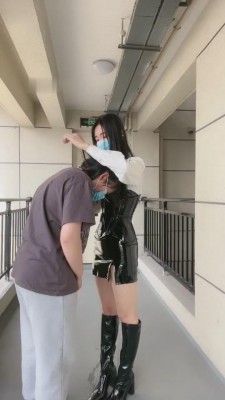 【时安S】室外长靴踢裆女奴 bf8186_HD绳艺资源