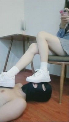 【晨希】小白鞋棉袜玩弄18岁小贱狗 bf5702_HD绳艺资源