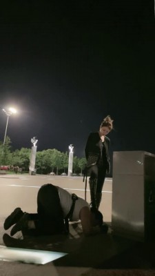图片[8]_【妮可】夜间户外马路遛狗骑马 bf17158_HD绳艺资源
