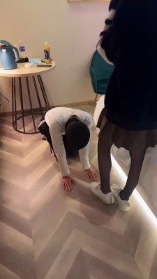 图片[5]_【伊妮】素人小姐姐让狗舔超脏小白鞋 bf23755_HD绳艺资源