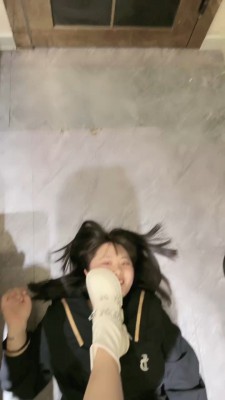 图片[3]_【萝莉主】脏鞋踩踏蛋糕喂闺蜜 bf23904_HD绳艺资源