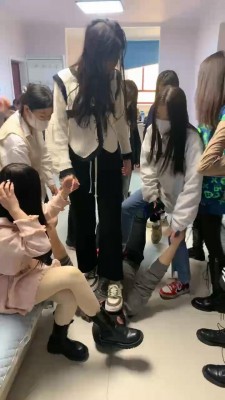 图片[3]_【精神小妹】群调特写视角舔脚踩踏 bf23841_HD绳艺资源