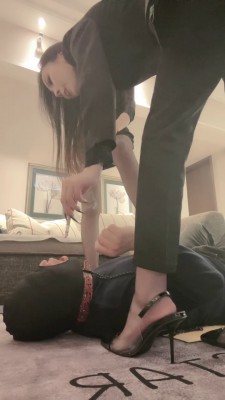图片[8]_【萱萱S】高跟黑丝全体重踩踏/吃烟灰吃口水【双视角版】 bf24786_HD绳艺资源