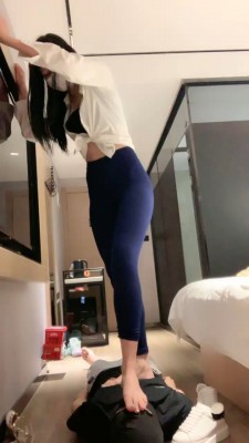 图片[9]_套路直播视频【伊伊S】高跟裸足踩踏喂食-小白鞋碾压 bf26331_HD绳艺资源