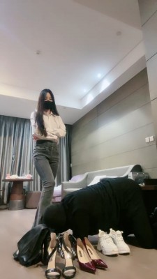 图片[2]_【猫神大人】人体擦鞋器-裸足狂舔-全体重踩踏 bf26795_HD绳艺资源