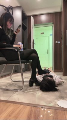 图片[6]_套路直播视频【暴揍小溪】双S-艺校女神黑丝袜踩奶狗/喂酸奶【双视角完整版】bf26761_HD绳艺资源