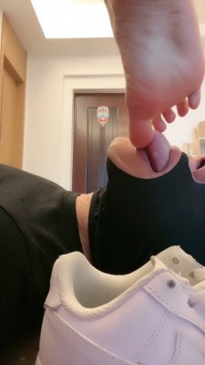 图片[11]_【奈奈生】艺术小白鞋提档/闻白袜/吮吸脚趾/喝洗脚水 bf26661_HD绳艺资源