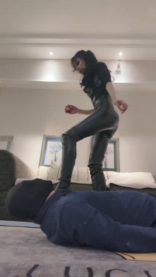 图片[10]_【萱萱S】人体烟灰缸/长靴提档/骑马转胯/长靴碾压踩踏/打手心 bf27028_HD绳艺资源
