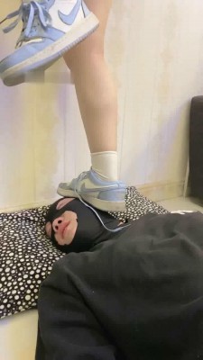 图片[3]_【依依子】运动鞋小皮鞋高难度挑战踩跺地毯/碾压狗头 bf28311_HD绳艺资源