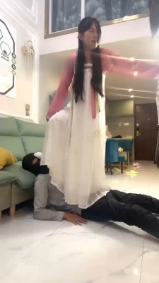 图片[8]_【阿昆】带汉服素人闺蜜玩狗-骑马转胯/高跟踩踏/闻素人白袜 bf28472_HD绳艺资源