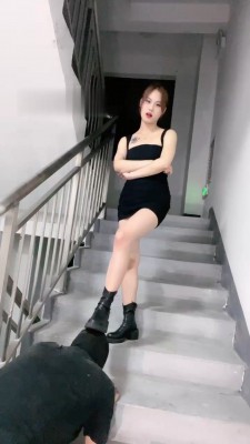 图片[6]_【盖洛】陪酒小妹楼道遛狗/脚下喂食/短靴踩踏_HD绳艺资源