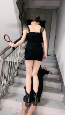 【盖洛】陪酒小妹楼道遛狗/脚下喂食/短靴踩踏 B2156_HD绳艺资源