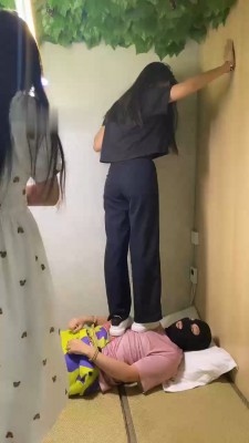 图片[5]_【精神小妹】双学生S-日式房间全体重踩踏踢踹_HD绳艺资源