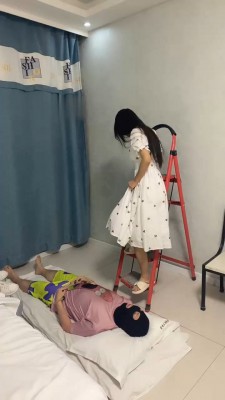 图片[10]_【精神小妹】双学生S-日式房间全体重踩踏踢踹_HD绳艺资源