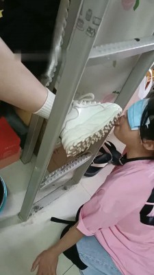 【爱可呀】学姐寝室伺候-胯下辱/舔鞋底/舌头洗脚/吃浓痰面包_HD绳艺资源