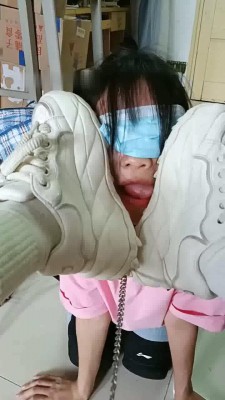 图片[4]_【爱可呀】学姐寝室伺候-胯下辱/舔鞋底/舌头洗脚/吃浓痰面包_HD绳艺资源