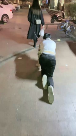 图片[1]_诺曦S热搜户外遛狗引围观当着群众语言羞辱辱骂史上最刺激_HD绳艺资源