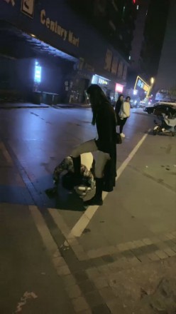 图片[1]_诺曦S热搜户外遛狗引围观当着群众语言羞辱辱骂史上最刺激_HD绳艺资源