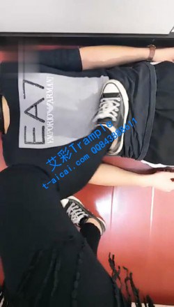 图片[1]_【妍妍】踩踏，喂帆布鞋面包_HD绳艺资源