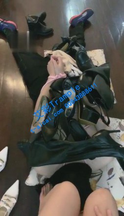 图片[1]_【女暴君】男盆友脏东西，在脚上舔（混升水一起喝）_HD绳艺资源
