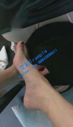 图片[1]_【女暴君】男盆友脏东西，在脚上舔（混升水一起喝）_HD绳艺资源