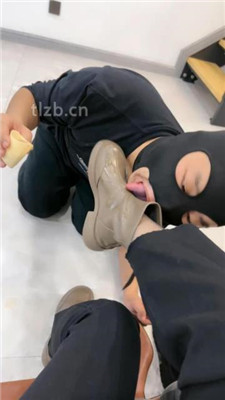 图片[12]_【辣姐】皮靴保养后奖励喂食狗罐头_HD绳艺资源