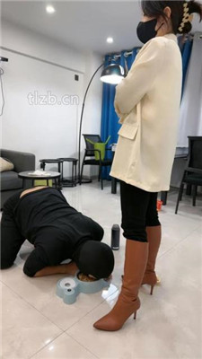 图片[18]_【辣姐】皮靴保养后奖励喂食狗罐头_HD绳艺资源