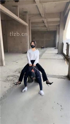 图片[9]_【辣姐】户外荒地遛狗-藤条抽/舔泥巴脏鞋底/骑马_HD绳艺资源