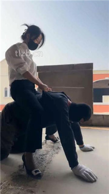 图片[11]_【辣姐】户外荒地遛狗-藤条抽/舔泥巴脏鞋底/骑马_HD绳艺资源