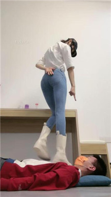 【美娜格格】白短靴&AJ全体重踩地毯_HD绳艺资源