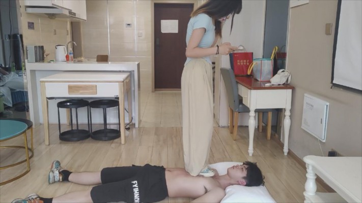 图片[3]_【00后小彤】脏帆布鞋全体重踩18岁毯子，插嘴_HD绳艺资源