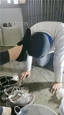 【大美】家务奴努力清理脏鞋_HD绳艺资源