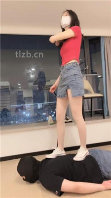 图片[14]_【万一】帆布鞋女神跳踩/踢踹/碾压喂食_HD绳艺资源