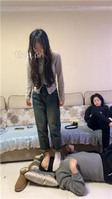 图片[17]_【精神小妹】3素人学生S-踩踏/训练强迫舔脏鞋/转胯_HD绳艺资源