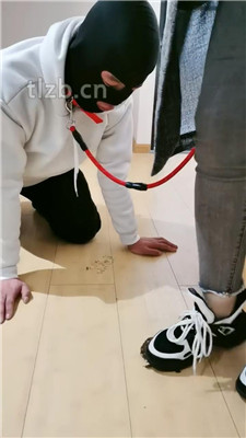 图片[3]_【大美】脏鞋底踩踏喂食/肉丝脚闻舔/狗链拴狗_HD绳艺资源