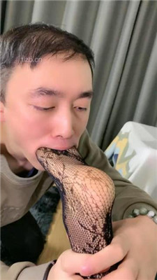 【肉肉】网袜美腿插嘴深喉_HD绳艺资源