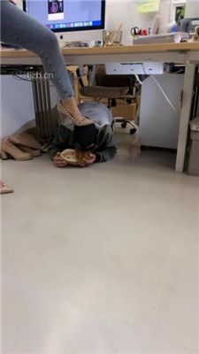 图片[19]_【喵主】桌底视角-胯下辱/铆钉高跟碾压踩/臭脚捂脸_HD绳艺资源