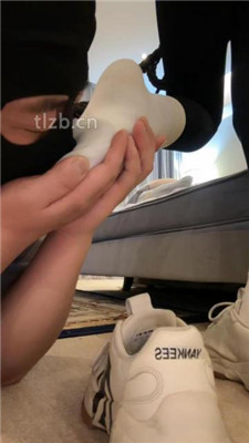 图片[2]_【美女祖宗】脚底崇拜者-运动鞋白棉袜_HD绳艺资源