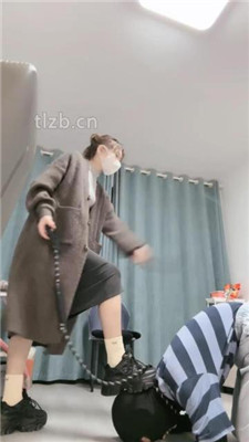 图片[2]_【樱子大人】骑马爬行/运动鞋踩踏提档/舔拖鞋_HD绳艺资源