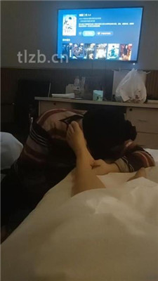 图片[2]_【赞拉】下跪舔素人小姐姐的臭脚_HD绳艺资源