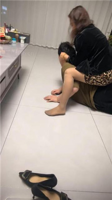图片[24]_【冰色】恶毒继母-高跟肉丝脚踩狗儿子/口水鞋底_HD绳艺资源