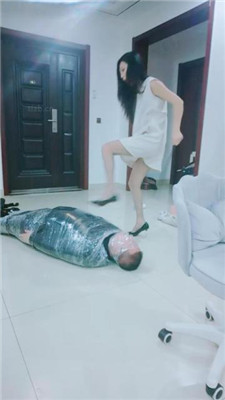图片[2]_【千寻大大】高跟踩虐木乃伊地毯狗【完整版】_HD绳艺资源