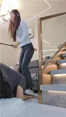 【嘉妮】运动后脏鞋臭袜踩虐_HD绳艺资源