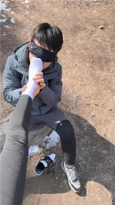 图片[15]_【苒溪】带狗爬山-喂食香肠/清理泥巴脏鞋底/舔雪吃/骑马_HD绳艺资源