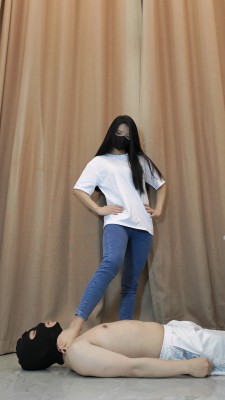江门职院20岁学生T-shirt紧身牛仔裤网红爱马仕凉拖碾踩绳艺学员脖子 YC-240806-5_HD绳艺资源