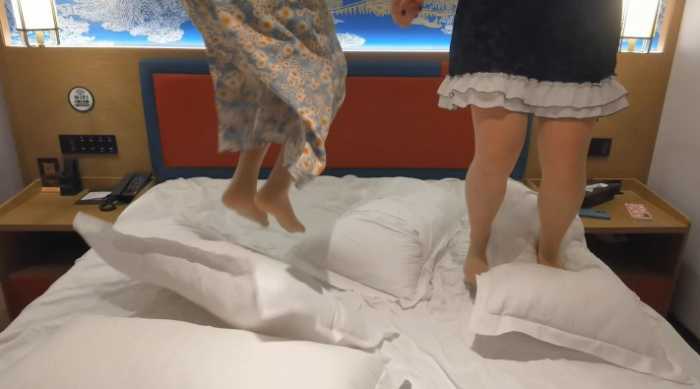 女大小姿和小婵的肉丝白袜踩枕头 YC-250401-2_HD绳艺资源