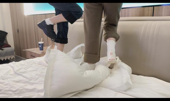 图片[8]_素人研究生 双人运动鞋小皮鞋白袜踩枕头（特写） YC-250608-3_HD绳艺资源