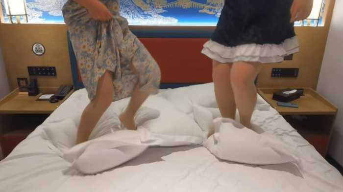 图片[8]_女大小姿和小婵的肉丝白袜踩枕头 YC-250401-2_HD绳艺资源
